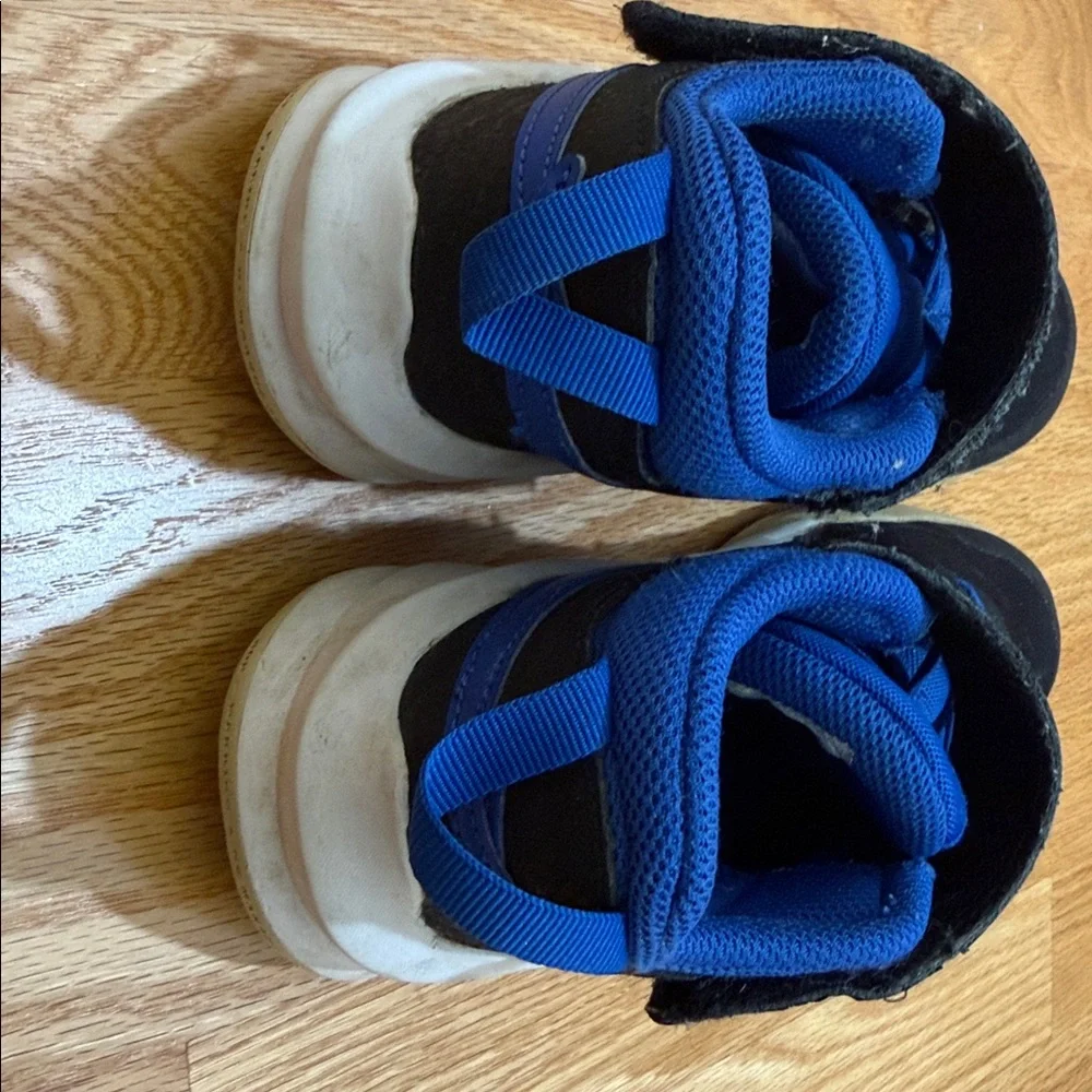 Nike dynamic sneakers